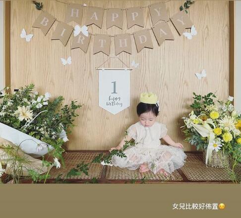 余文乐女儿1岁生日，王棠云晒小初心高清无码照，皮肤白皙超可爱