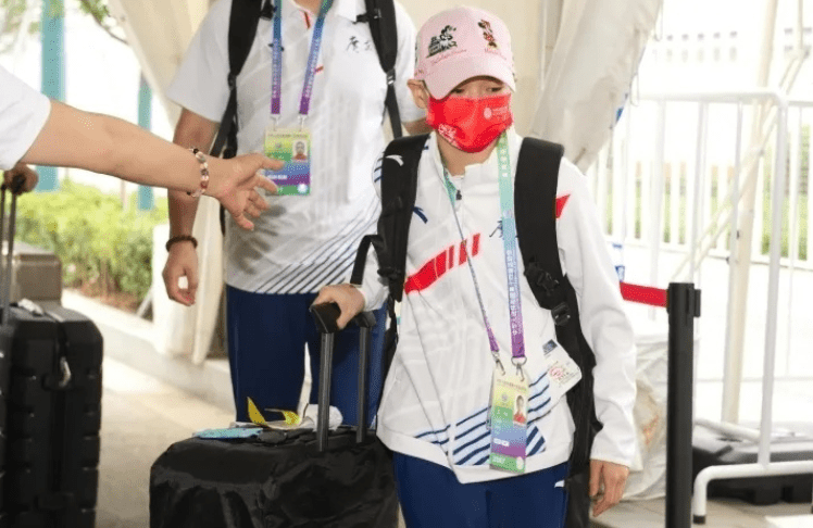 全红婵大火！现身全运会跳水馆，水花消失术来了，小粉丝一脸崇拜