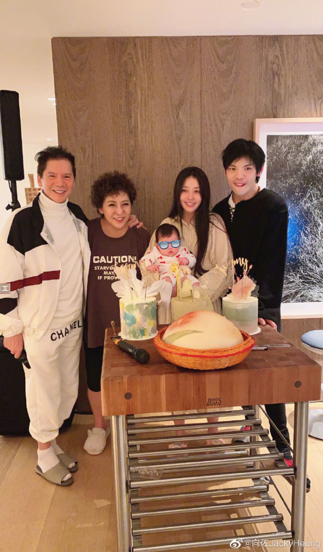 向佐与郭碧婷和女儿已团聚，透露cora活泼好动想带其攀登沙漠