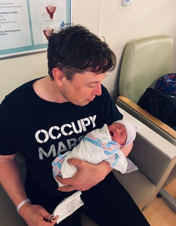 她男友是世界第二富豪马斯克，她却一分钱也不要，做自主独立女人