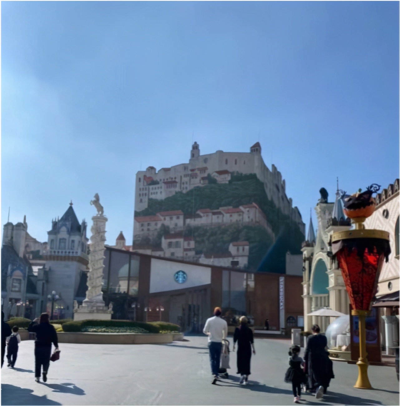 Rain金泰希街頭散步，相愛八年仍然熱戀，走路都抱得緊緊的