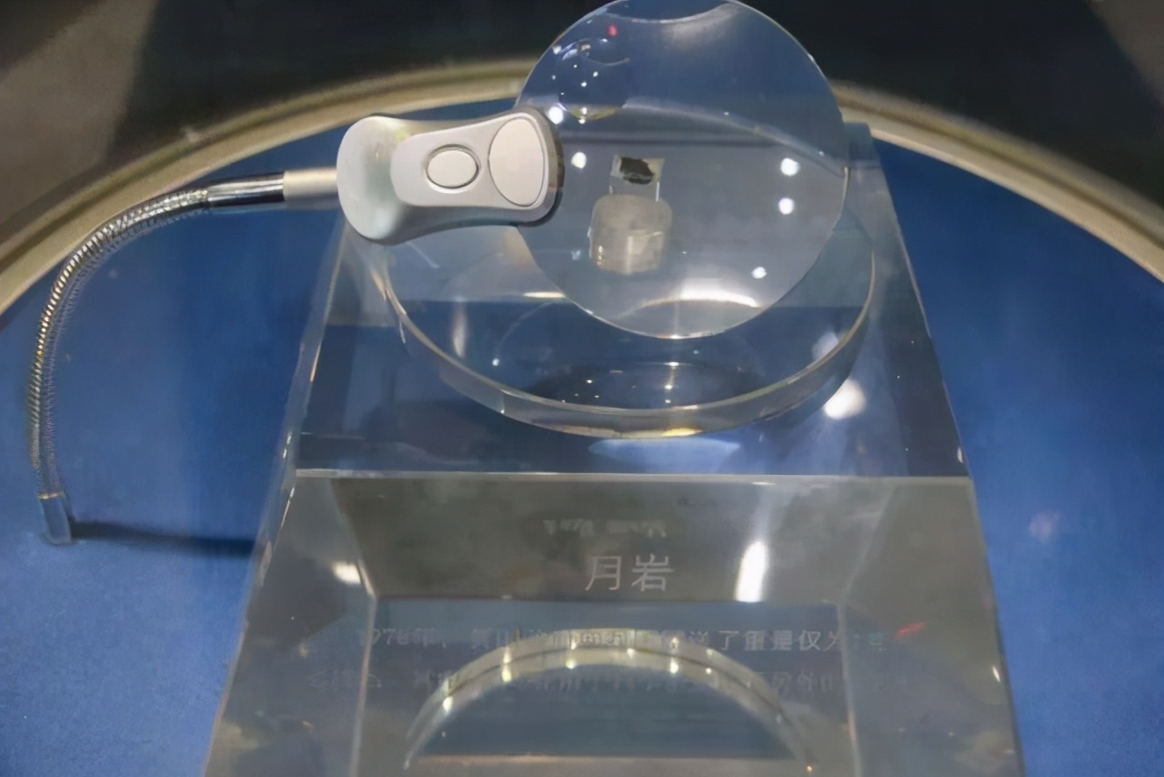 美国载人登月是骗局吗？月球没有火箭发射场，宇航员该怎么返航？