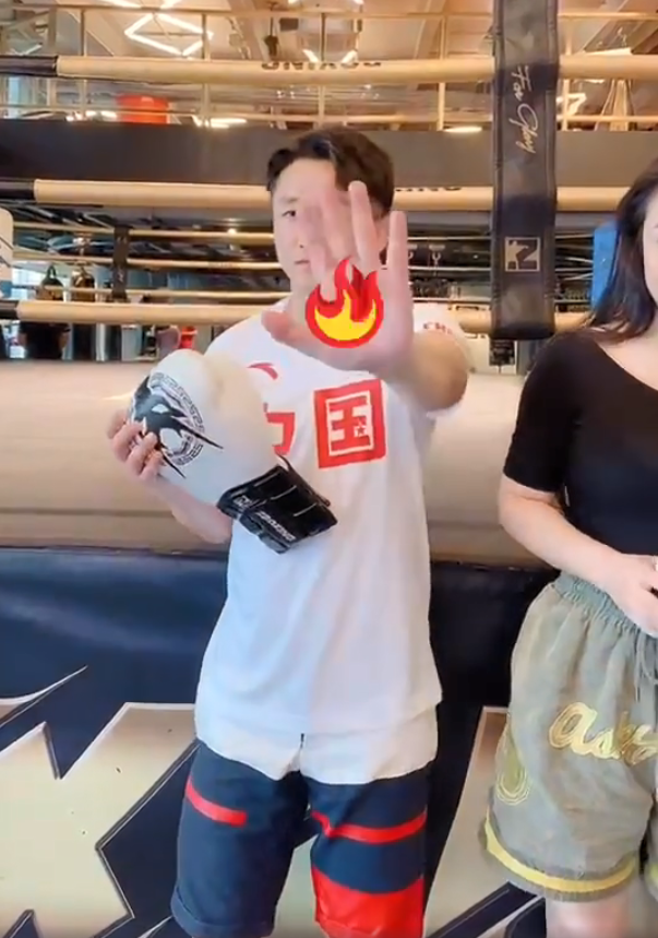 邹市明一家五口为中国健儿加油，激情澎湃，小儿子剪短发颜值超高