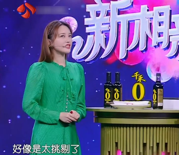 金莎再上相亲节目，高级恋爱观引发争议：她确实凭实力单身