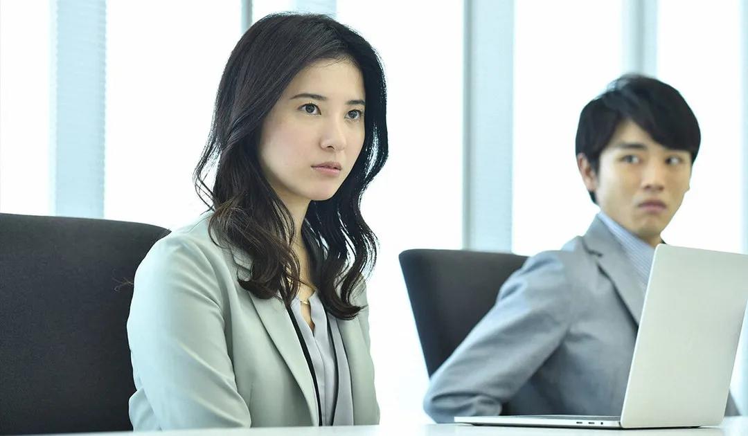 拼多多又一员工跳楼，二本毕业生为何仍为大厂996争破头