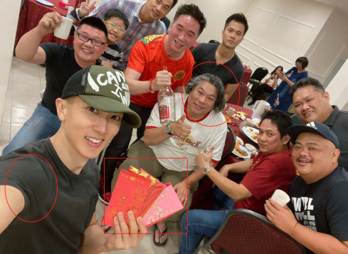 41歲吳尊曬與同學聚會照，被指像是兩輩人，手拿大疊紅包太豪氣