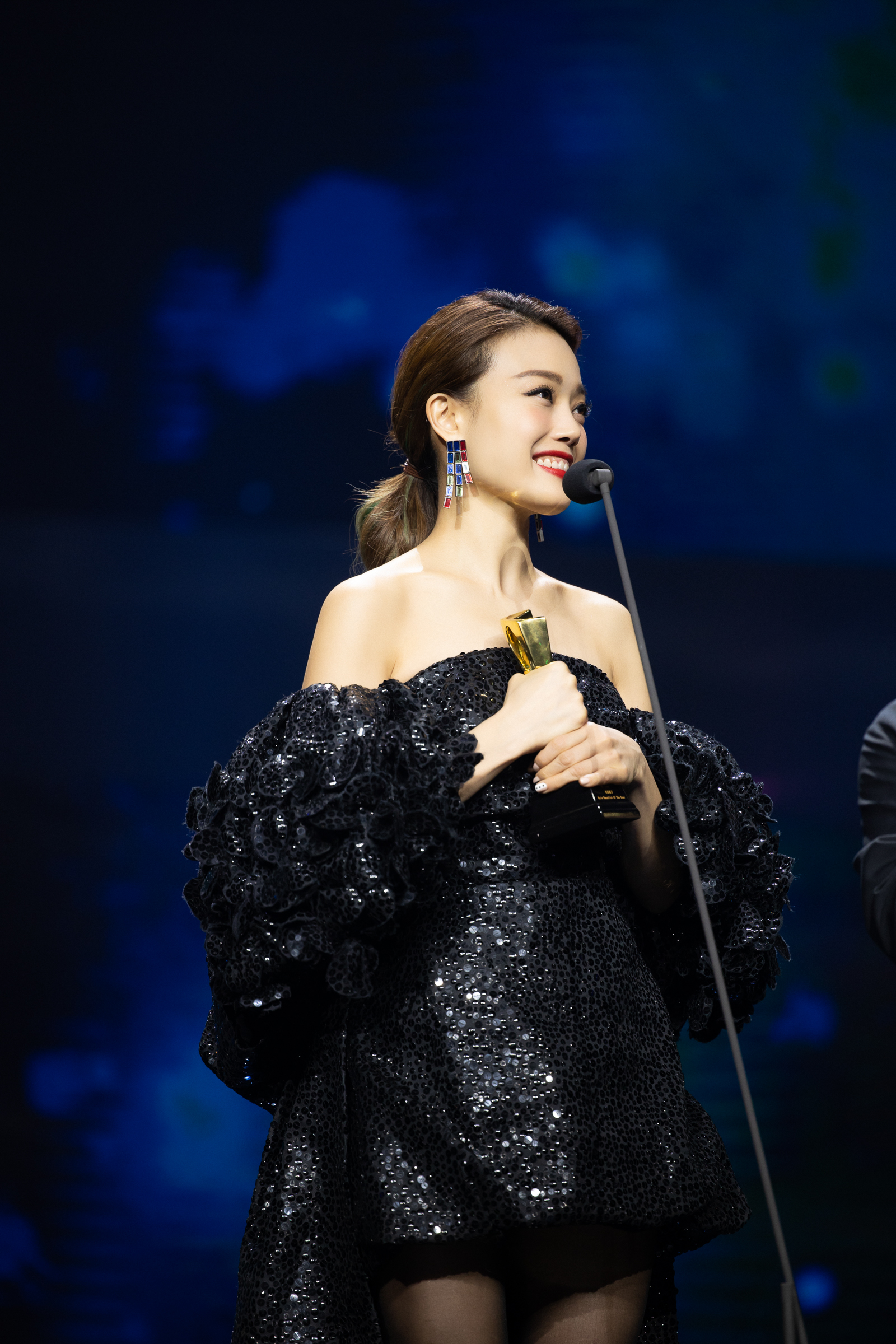 容祖儿出席第十七届MAHB时尚先生盛典 获得“年度歌手”荣誉