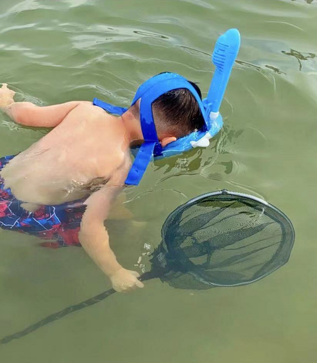 胡杏儿老公晒儿子游泳照，告别暑假带娃生活，奕霆奕霖颜值差异大