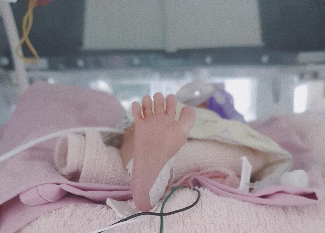 余文樂老婆曬孕期照，生產前7週不顯懷，網友：肚子太小不可思議