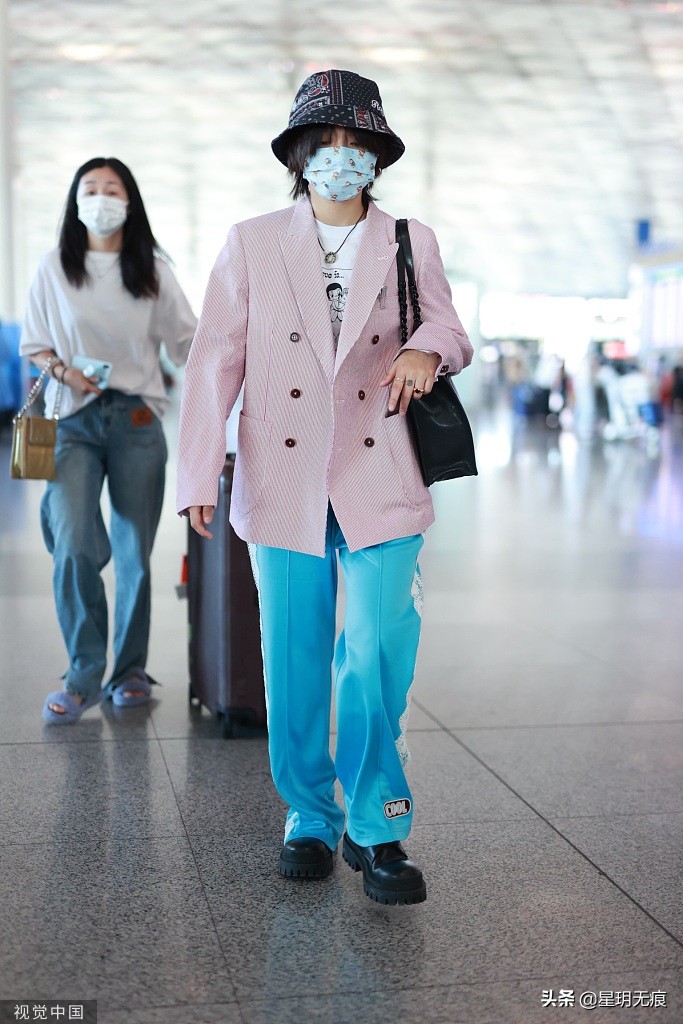 周笔畅亮相机场 粉色西装搭蓝色长裤时尚亮眼