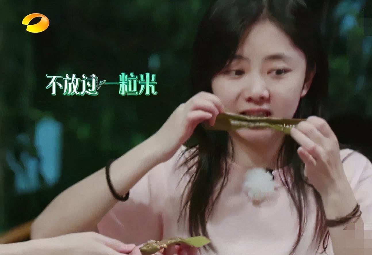 谢楠跟着吴京秀恩爱，两餐都粒米不沾，小鸟胃折射女星的真实饭量