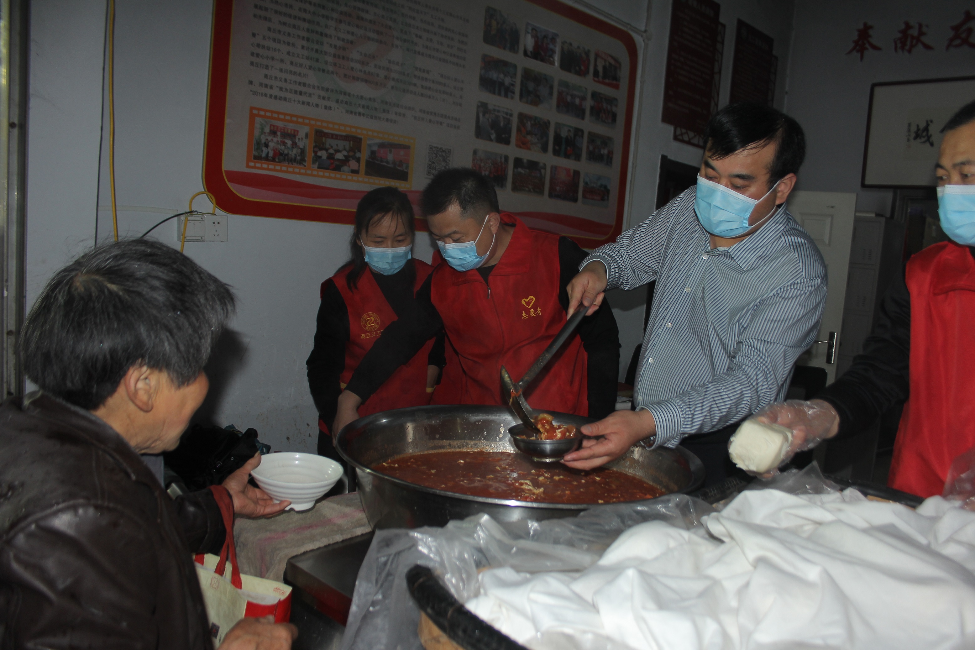 “商丘好人”王海港：冒雨捐赠6000元爱心早餐款