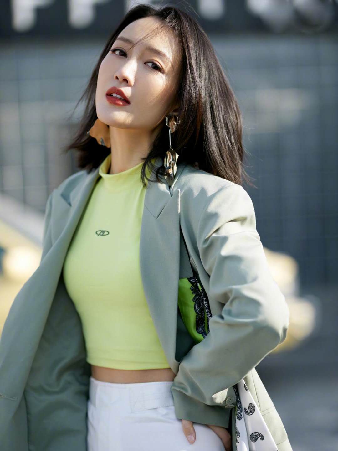 当杨幂撞衫王鸥，仅差4岁，却真正见识到什么叫俗气，什么叫高级