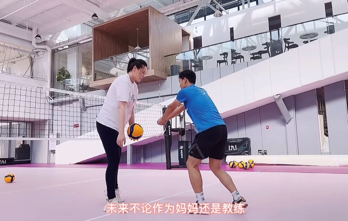 惠若琪挺8月孕肚打排球，亲自示范专业动作，皮肤白皙细腿瞩目