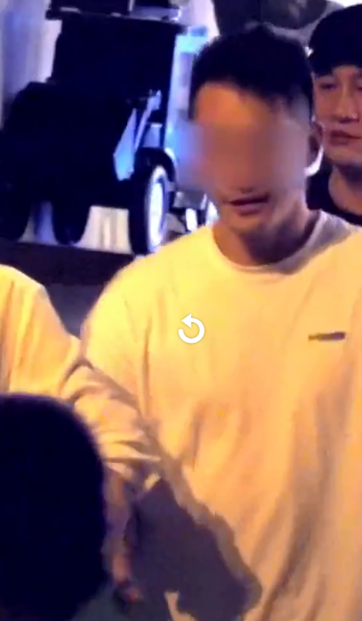佟丽娅被传与神秘帅哥约会，本尊晒聚会照辟谣，曝光男方真实身份