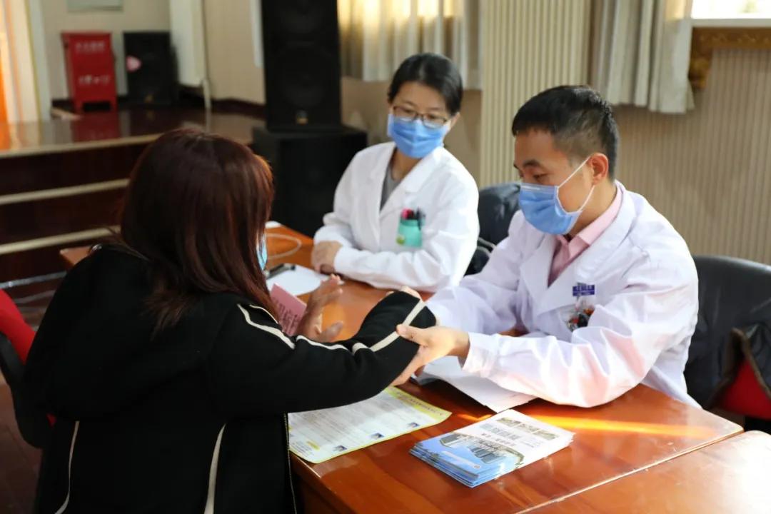 “医、校”联合送健康！东直门医院通州院区健康问诊咨询团队将中医药文化带进潞河中学校园