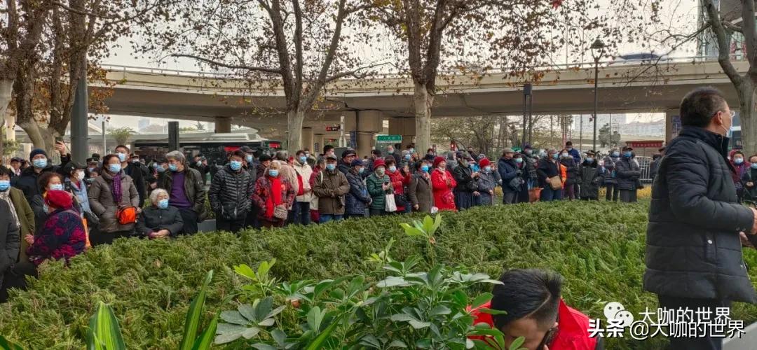 河南省会郑州各界群众自发纪念毛主席诞辰127周年！庄严肃穆