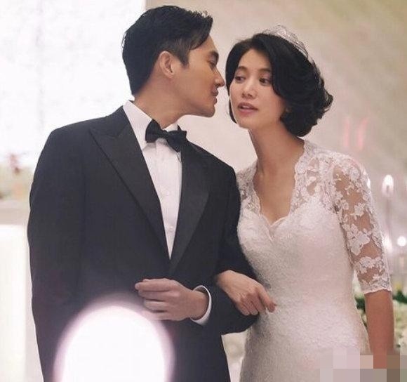 张智霖与儿子过父亲节，父子颜值超高腿长令人羡慕，坐一起像兄弟