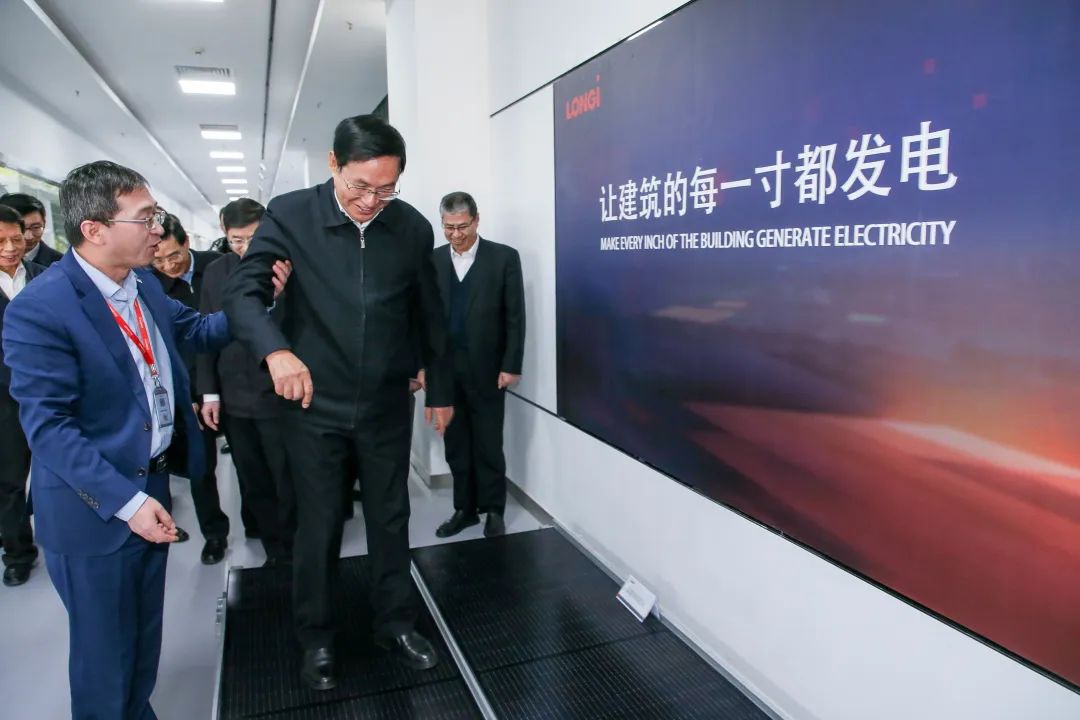中石化董事长张玉卓到访尊龙凯时正规平台股份 现场旅行隆顶BIPV产线