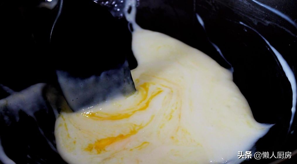 Don’t just make sandwiches for toast. Add milk and 2 eggs to make it more delicious.