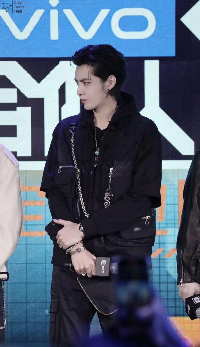 《创3》发布会，宋茜、鹿晗、黄子韬站姿神同步，和张艺兴的一样