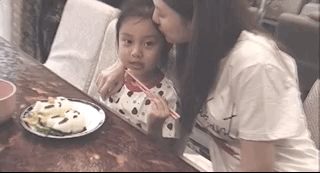 李小璐母親節曬母女視頻，各種風格切換，甜馨身高直逼媽媽肩膀