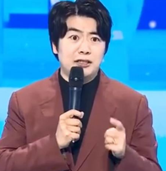 吉娜和郎朗吃饭被偶遇！穿紧身裙大秀白净锁骨，怀抱俩小孩显慈爱