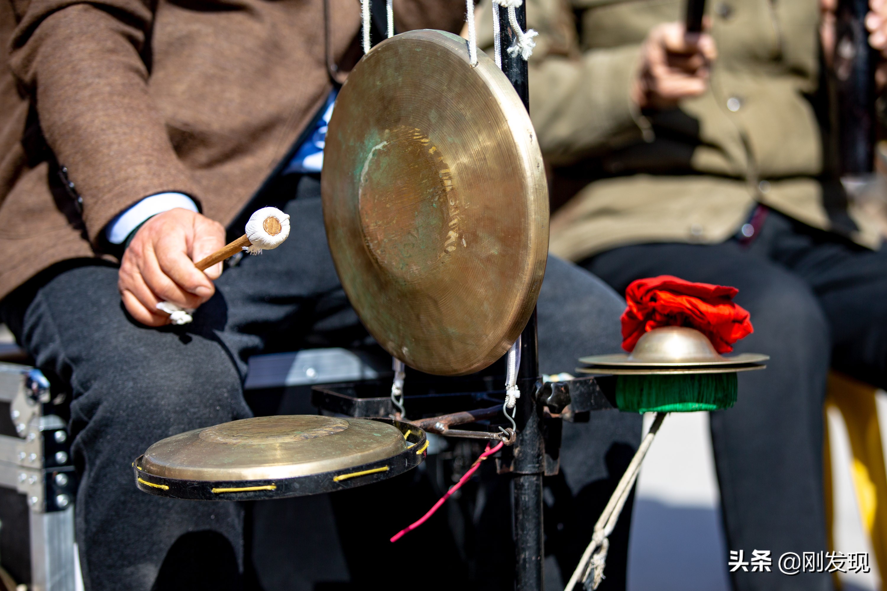 的弧面,四周是以锣身的边框固定,演奏者用木棰敲击锣身正面的中央部分