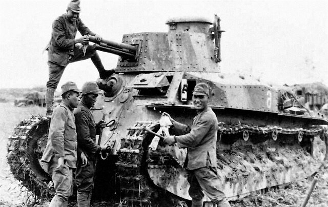 1938年意大利荒诞画作：中国骑兵刀砍日本坦克