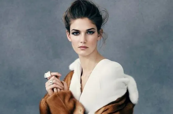 T台上的女王，现实中的印度王妃，“灰姑娘”肯