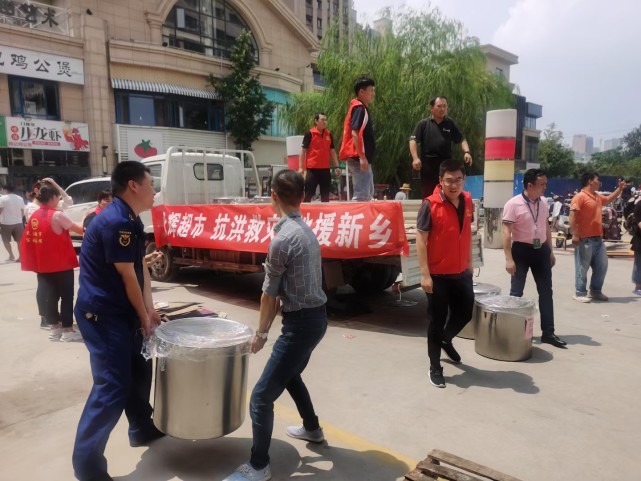 暴雨后的二七商圈：捞出来的衣服滴着水十元大甩卖！有商户亏损数百万，更难的是没钱再下订单
