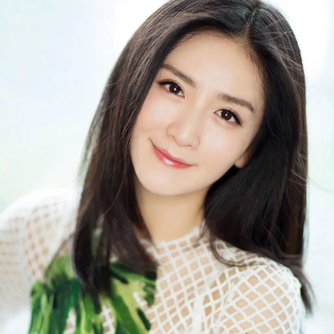 双胞胎女儿祝谢娜节日快乐，手工花很用心，谢