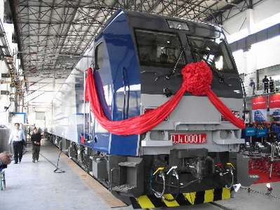 能拉100節車廂，火車界的“勞斯萊斯”！中國電力機車有多強？