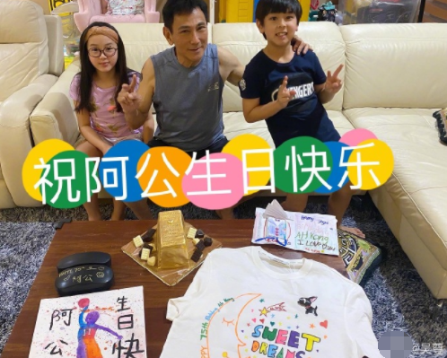 吴尊晒全家福为父亲庆生，75岁吴爸冻龄保养，孙子孙女画画送爷爷