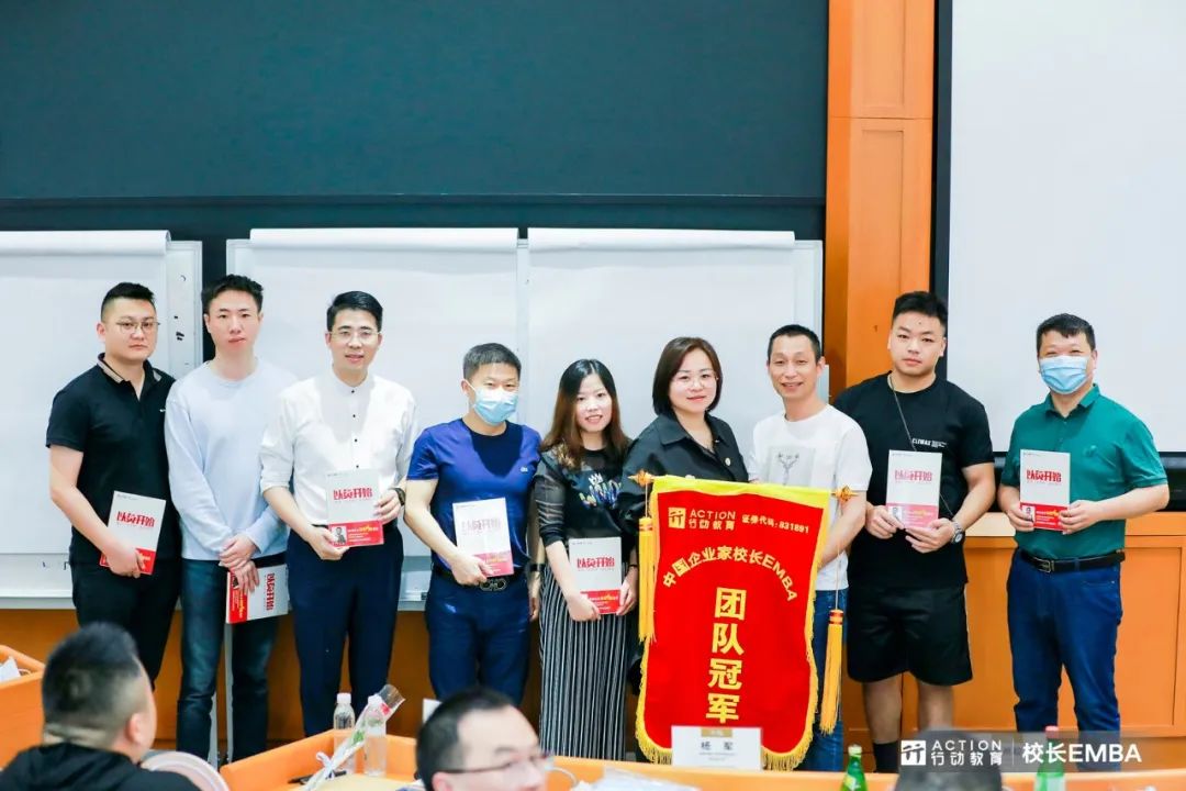 张馨予、陈妍希、杜若溪，这个80后大汉，凭啥包