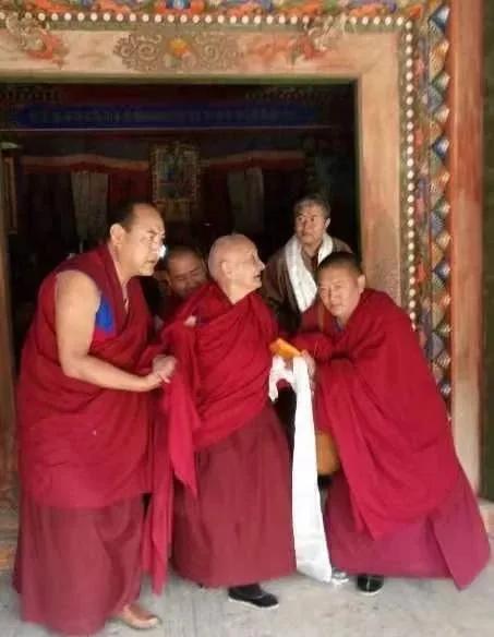 把藏医药文化传播到国内外的阿旺洛桑藏医博士