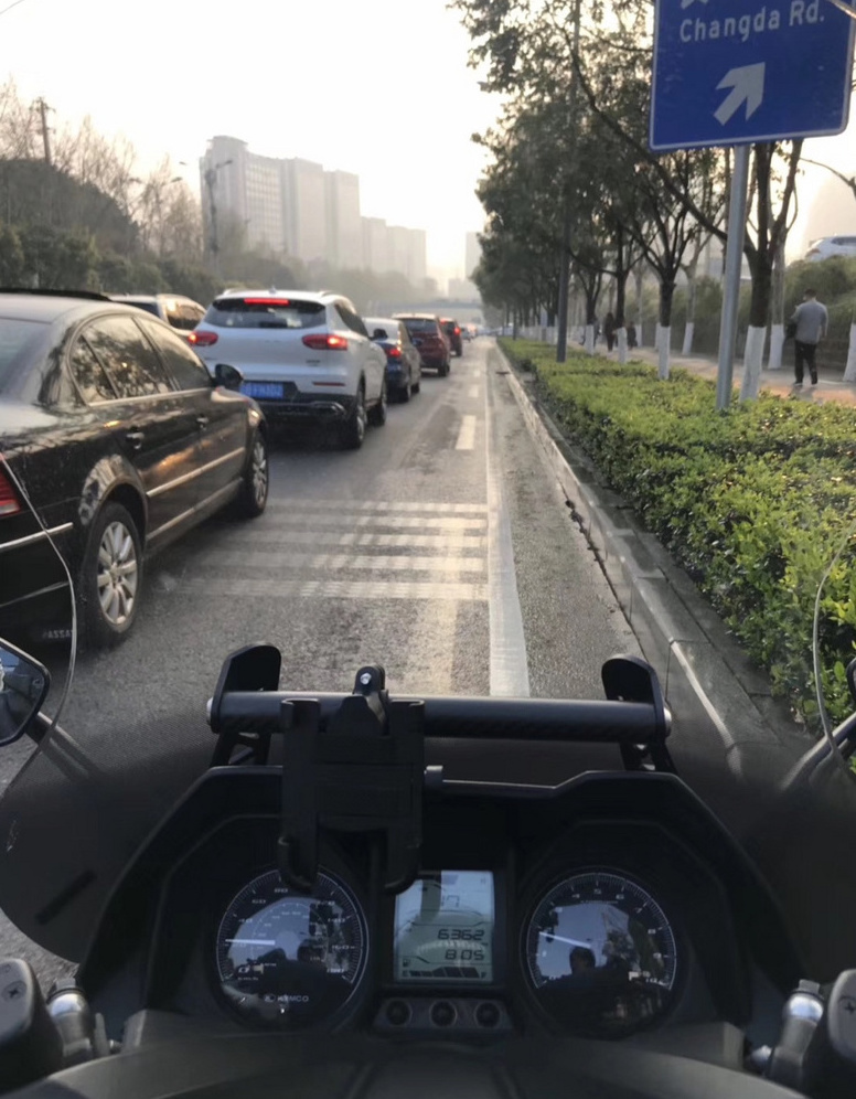 重庆被称为摩托车之都，摩托车超百万，如今已成为年轻人的最爱