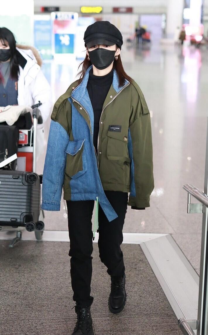 李沁美得让人“心动”，穿拼接色牛仔外套搭长