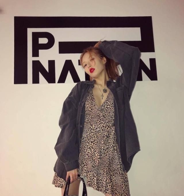 泫雅上衣险些走光惹争议，性感穿搭惊艳全场，