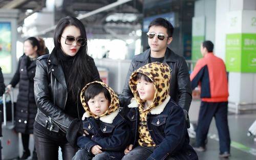 鄒市明一家四口走機場，老公過冬老婆還在夏天，倆兒子穿得都挺潮