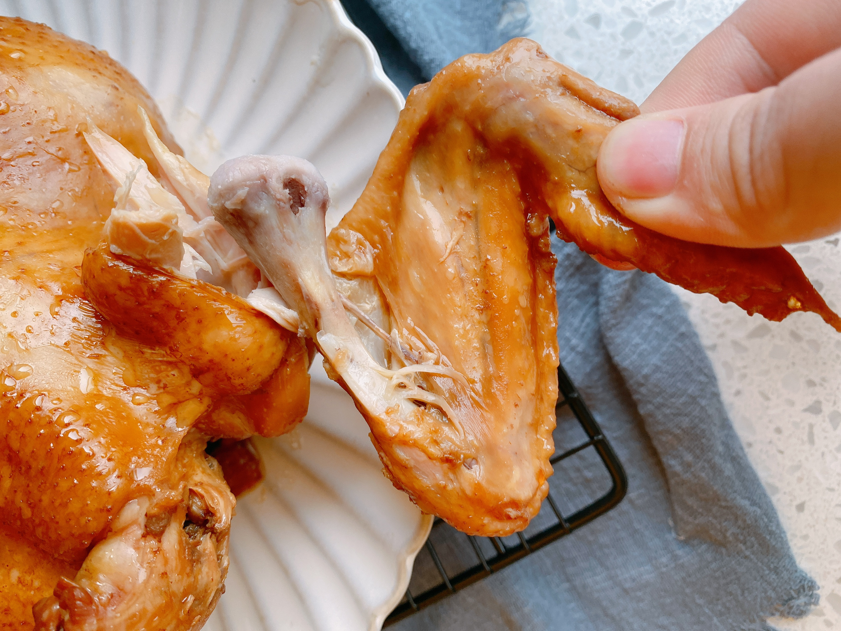 感恩節想吃烤雞用電飯鍋就能做，不放油不放水，鮮嫩多汁軟爛入味