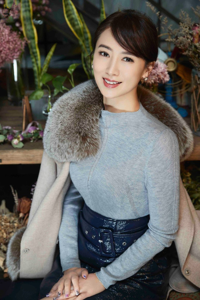 50岁翁虹性感出镜，出道30年依旧貌美如花