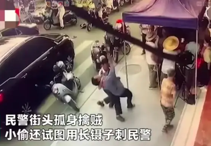 广西一民警当街与小偷搏斗，小偷数次用利器攻击，群众围观却无人帮忙
