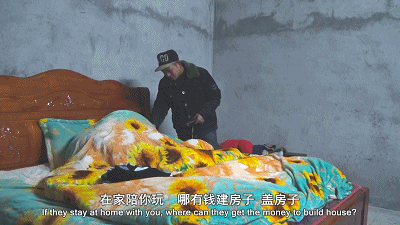 2岁女孩冲监控喊了一句话，网友瞬间泪目：有孩子的父母都懂