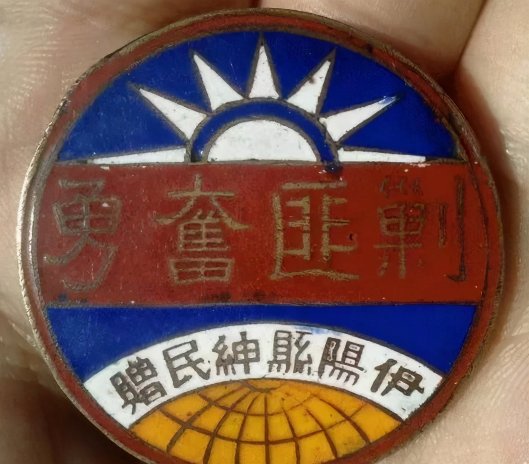 建国后，他用黄金买村姑成亲，妻子婚后举报说