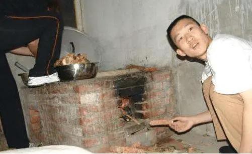 郭德纲旧照，桌子上的饭菜寒酸至极，能有今天