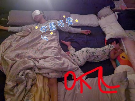 家庭地位堪忧！张歆艺母子睡姿四仰八叉，袁弘委屈抱怨：我睡哪儿