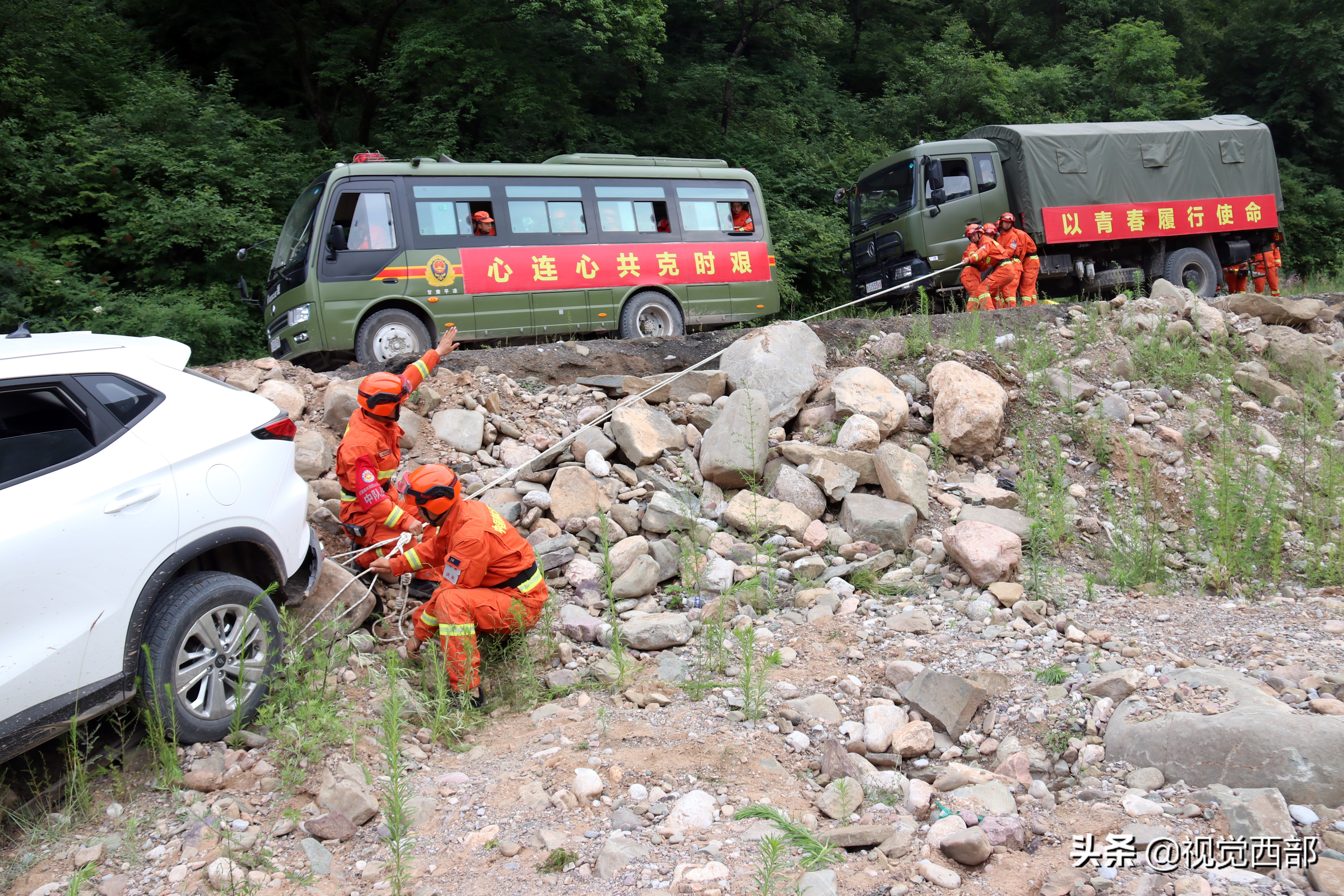 甘肃平凉：村民私家车深陷河沟，森林消防紧急救援