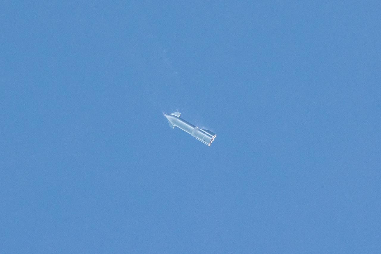 炸了！SpaceX星舰SN8一飞冲天，着陆时发生爆炸