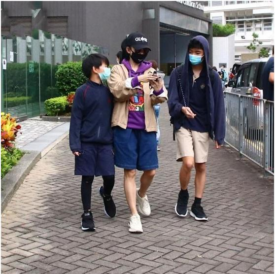 張柏芝罕帶仨兒走機場，長子高冷似謝霆鋒，幼子正臉曝光太像老二